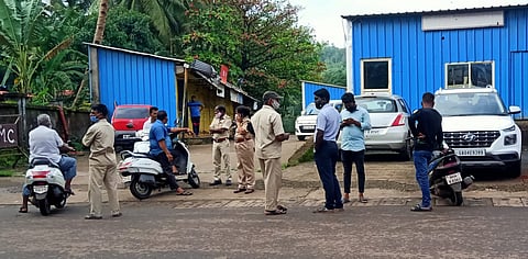 डिचोली आठवडी बाजाराबाहेर उभे असलेले विक्रेते व पोलीस (Goa) 