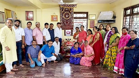 जैन मंडळाच्या अध्यक्षा कल्पना शहा आणि जैन मंडळाचे सदस्य 