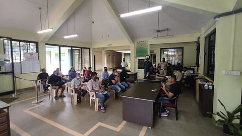 स्थानिक हॉटेल व्यवसायिकांना कायदा सुव्यवस्था तसेच कोवीड संदर्भात घ्यावयाच्या दक्षतेसंदर्भात मार्गदर्शन करतांना हणजुणचे पोलीस निरीक्षक सुरज गांवस 