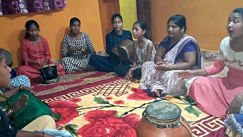 Ganesh Festival 2021: मोर्ले- कासारवाडा येथे गणपती समोर घुमट आरती करताना महिला