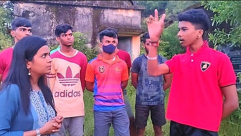 मांद्रे आरजीच्या युवा नेत्या सुनयना गावडे याबाबत चर्चा करताना 