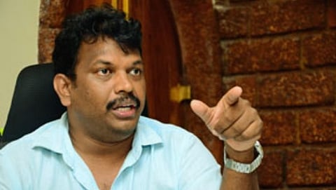 देवेंद्र फडणवीस (Devendra Fadnavis) यांनी गोव्यात (Goa) पाऊल ठेवताच गोव्यातील भाजप (BJP) आमदारांमधील वाद उफाळून आला असल्याची माहिती समोर येत आहे. 