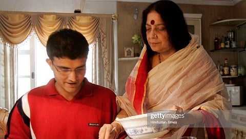 (BCCI) चे विद्यमान अध्यक्ष सौरव गांगुली (Sourav Ganguly) यांची आई निरुपा गांगुली (Nirupa Ganguly) या कोरोना पॉझिटिव्ह (Corona positive). 