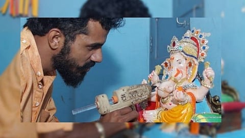 युवा कलाकार अतुल चोडणकर आपल्या घरात पूजण्यासाठी त्याने स्वतः तयार केलेल्या मूर्तीवर शेवटचा हात फिरवताना. (Ganesh Chaturthi)
