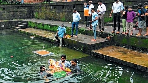  कोरगाव : सार्वजनिक गाणेशोत्सव मंडळाच्या मूर्तीचे येथील तळ्यात विसर्जन करण्यात आले  
