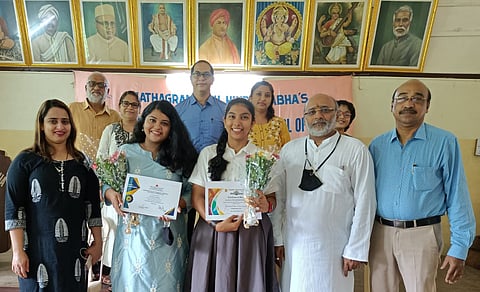 युगा सांबारी व श्रुता पै यांच्या समवेत मठग्रामस्थ हिंदू सभेचे अध्यक्ष,प्राचार्य व शिक्षक 