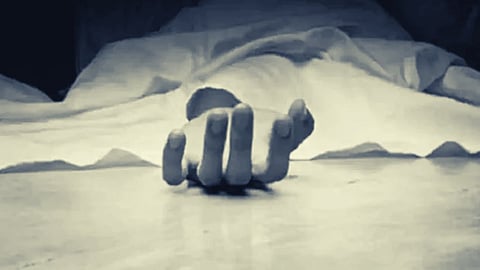  A corpse was found hanging from a tree, Police suspect suicide
