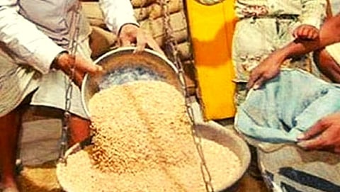 सरकारकडून मोफत धान्य वाटप दुकान  