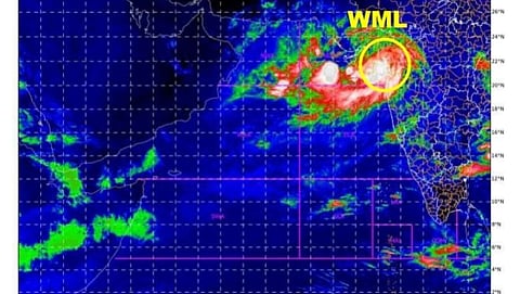  'गुलाब' चक्रीवादळानंतर आता 'शाहीन' चक्रीवादळ (Shahin Cyclone) देखील येत्या काही दिवसांत महाराष्ट्र आणि गुजरातला धडकण्याचा इशारा आयएमडीकडून देण्यात आला आहे. 