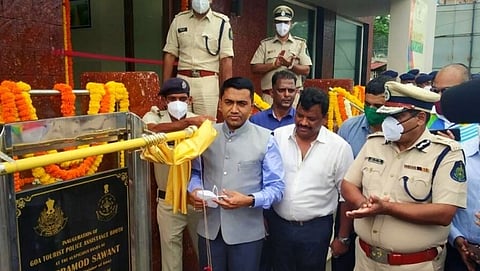 जागतिक पर्यटन दिनाच्या निमित्ताने कांदोळीत पर्यटक सहायता तसेच माहिती घराचे उद्घाटन करतांना Dr.CM Pramod Sawant, सोबत मंत्री मायकल लोबो तसेच पोलीस महासंचालक मुकेश कुमार मीना व इतर मान्यवर