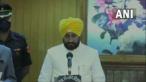 काँग्रेसचे (Congress) दिग्गज दलित नेते चरणजीत सिंह चन्नी (Charanjit Singh Channi) यांनी पंजाब (Punjab) राजभवनात मुख्यमंत्रीपदाची (CM) शपथ घेतली आहे. 