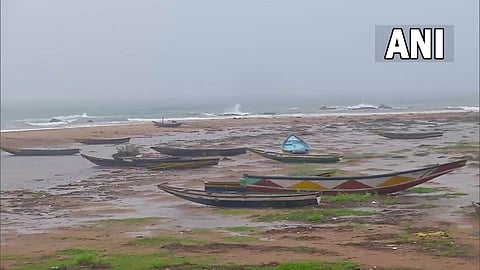 आंध्र प्रदेशातील (Andhra Pradesh) श्रीकाकुलममध्ये (Srikakulam) गुलाब चक्रीवादळामुळे (Gulab Cyclone) जोरदार वारे वाहू लागले असून, मुसळधार पाऊस (Heavy rain) देखील पडला. 