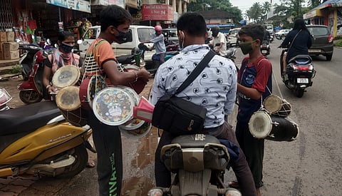 Goa तील चावडी बाजारात परराज्यातील विक्रेते ढोलकी विकताना 