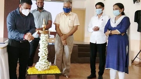 डेंग्यू नियंत्रण बैठकीत दीप प्रज्वलन करताना प्रसिध्द नाईक, बाजूस रोलँड मार्टिन्स, डॉ. कल्पना महात्मे, डॉ. सुकोर क्वाद्रोज, सॅबी परेरा 
