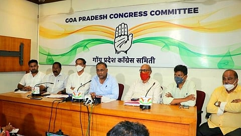  पत्रकार परिषदेत बोलताना कॉंग्रेसचे गोवा प्रभारी दिनेश राव. सोबत दिगंबर कामत, गिरीश चोडणकर, आल्तीन गोम्स व इतर नेते