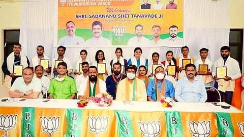 सत्कार मूर्ती समवेत सदानंद शेट तानावडे, आमदार आल्मेदा,नगरसेवक यतिन कामूर्लेकर, दीपक नाईक, फ्रेड्रिक हेन्रिक्स, जयंत जाधव वगैरे उपस्थित होते.