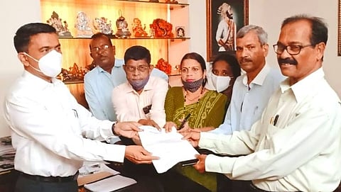निवेदन देताना समाज बांधव 