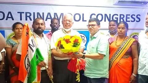 उदय गावकर तृणमूल कॉग्रेमध्ये प्रवेश देताना पक्षाचे राष्ट्रीय उपाध्यक्ष लुईझीन फालेरो व इतर मान्यवर.