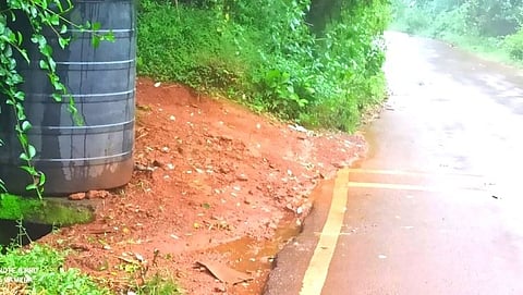 पिसुर्ले ते कुभांरखण मार्गा दरम्यान सार्वजनिक रस्त्याच्या संरक्षित जागेत टाकण्यात आलेली ती माती