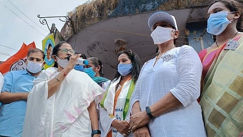 उत्तर गोव्यात कोपरा सभा घेतली तेव्हा ममता बॅनर्जी म्हणाल्या, गोमंतकीयांचे हित हेच तृणमूलचे उद्दिष्ट असून आपण एकत्र येऊन नवी सकाळ आणूया!  