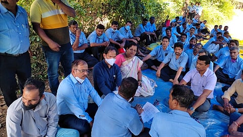 Goa Politics: होंडा येथे संपावर बसलेल्या कामगारांना भेटून चर्चा करताना गिरीश चोडणकर, रणजीत राणे, रोशन देसाई व इतर