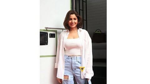 या फोटोमध्ये अनुष्का एका नवीन  हेअरस्टाईलमध्ये दिसत आहे. ही  हेअरस्टाईल तिला खूप शोभून दिसत आहे. 
