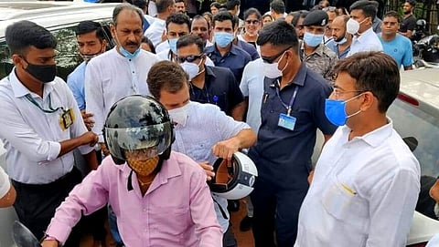 Panjim: काँग्रेस नेते राहुल गांधी यांनी 'पायलट' म्हणून ओळखल्या जाणार्‍या गोव्यातील मोटरसायकलने बांबोळी ते पणजीतील आझाद मैदानापर्यंत प्रवास केला.