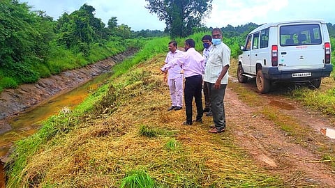 Tilari Canal: फुटलेल्या  कालव्याची पाहणी करताना अधिकारी 