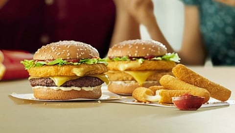 पिझ्झा-बर्गर (Pizza-burgers) आवडत असेल तर ही बातमी एकदातरी नक्की वाचा. 