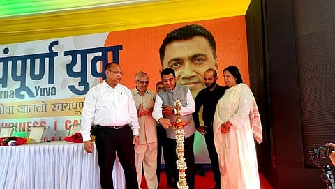 Goa Government: स्वयंपूर्ण युवा मेळाव्याचे उद्‍घाटन करताना मुख्यमंत्री डॉ. प्रमोद सावंत. बाजूला आमदार ग्लेन टिकलो, ज्योशुआ डिसोझा, कामगारमंत्री जेनिफर मोन्सेरात व इतर मान्यवर.