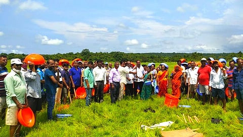110 शेतकऱ्यांना मोफत शेतीविषयक अवजारे वितरीत करताना मान्यवर 