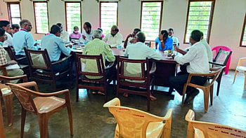 ऊस उत्पादकांच्या बैठकीला उपस्थित असलेले ॲड. नरेंद्र सावईकर, प्रशासक चिंतामणी पेरणी, ऊस उत्पादक संघटनेचे अध्यक्ष राजेंद्र देसाई व इतर शेतकरी.