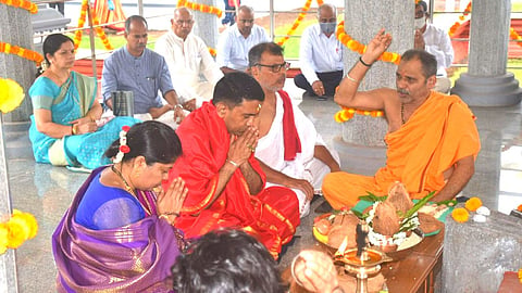 महालसा नारायणी देवस्थानात मुख्यमंत्री सपत्नीक पूजाअर्चा करताना 