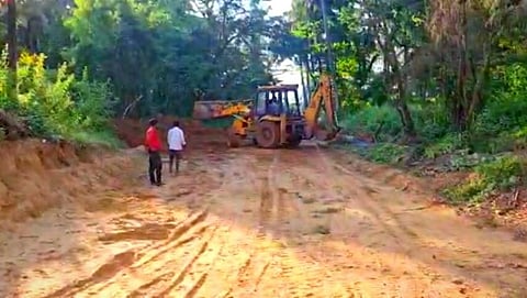 Goa : बंगल्‍यासाठी रस्‍ता बांधायला चक्क 'बेकायदेशीर' रित्या डोंगर कापला 