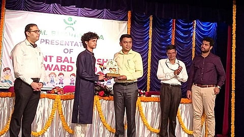 उत्पन्न अरविंद सायनेकर  याला  गोमन्त बालभूषण पुरस्कार प्रदान करताना मुख्यमंत्री डॉक्टर प्रमोद सावंत सोबत  दयानंद चावडीकर व मान्यवर  