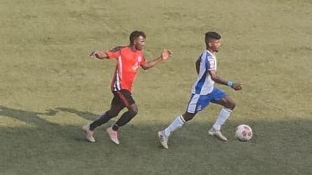 Goa Pro League: वेळसाव क्लबच्या खेळाडूस मागे टाकून चेंडूसह मुसंडी मारलेला धेंपो क्लबचा (Dempo SC) खेळाडू