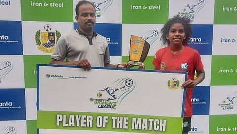 युनायटेड क्लब तळावली संघाच्या रिझेला आल्मेदा हिला मानकरी पुरस्कार देताना