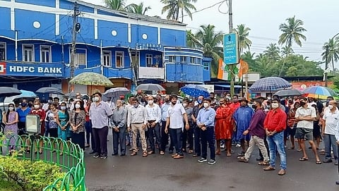 वाढदिवस साजरा करताना मान्यवर 