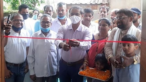 शिवोली कॉंग्रेसचे अध्यक्ष दत्ताराम पेडणेकर यांच्या कार्यालयाचे फीत  कापून उद्घाटन करताना गोवा कॉंग्रेसचे प्रदेश अध्यक्ष गिरीश चोडणकर  
