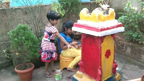 तुळशी रंगकाम‌ करताना चिमूकल्या.