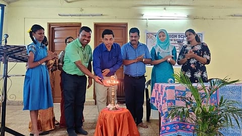 Goa News : पिसुर्ले येथे कार्यशाळेचे समई प्रज्वलित करून उद्घाटन करतांना मुख्याध्यापक उल्हास गावकर, बाजूला देवानंद परब, नंदा माजीक व इतर मान्यवर

