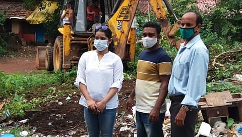 कचऱ्याच्या राशी  हटवताना नगरसेविका रोनिता आजगावकर व इतर  