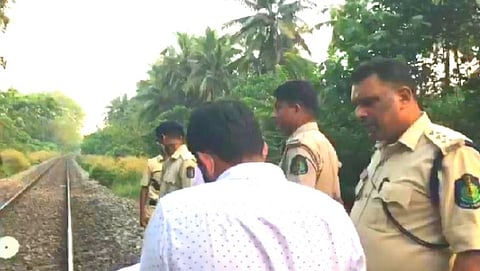 मोल्लो पाली वेलसाव येथे रेल्वेने चालवलेले अवैद्य सर्वेक्षण रोखताना ग्रामस्थ 