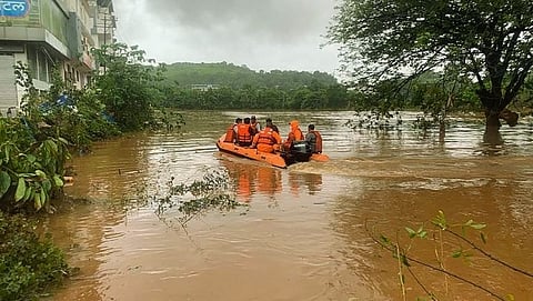 दक्षिण भारतात (South India) पावसाचा (Rain) कहर सुरुच असून, अनेक भागांत पूर परिस्थिती निर्माण झाली आहे. 