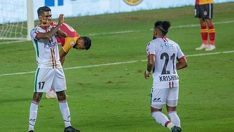 ईस्ट बंगालच्या ISL कोलकाता डर्बीत शनिवारी एटीके मोहन बागानसाठी गोल केल्यानंतर आनंदित झालेला लिस्टन कुलासो 