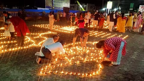 नृसिंह सातेरी संस्थानाच्या प्रांगणात 2551  पणत्या प्रज्वलीत केल्या.