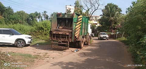 उडी बेलाबाय येथे नादुरुस्त अवस्थेत पडलेला मुरगाव पालिकेचा कॉम्पॅक्टर.