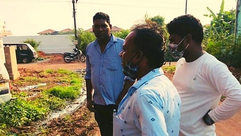 सार्वजनिक बांधकाम विभागाचे अधिकारी सांडपाण्याची पाहणी करताना 