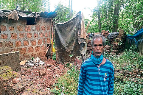 मागील 35 वर्षांपासून किशन गडेकर (Kishan Gadekar) या घरात राहतात. 