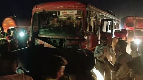 Mumbai-Goa Highway महामार्गावर शुक्रवारी रात्री पेण तालुक्यातील जिते गावाच्या हद्दीत एसटी (ST) आणि कारमध्ये (Car) अपघात 